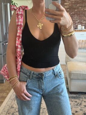 Bozzolo Black Ribbed V-Neck Crop Tank